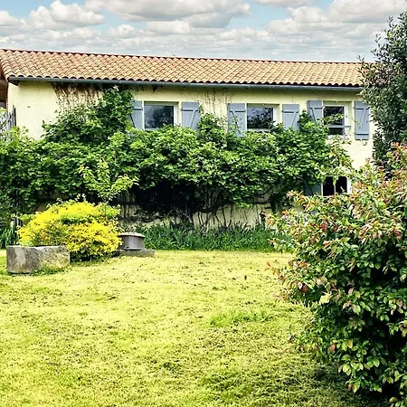De 3 Avec Piscine Privee Jardin Amenage Et Wifi A Prailles La Couarde