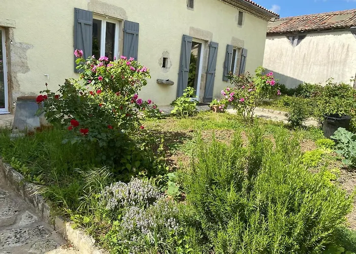 Villa Spacieuse à Prailles-la Couarde Avec Piscine Privée 100 M² ! *