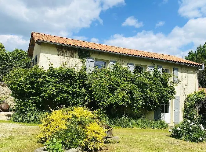 Spacieuse à Prailles-la Couarde Avec Piscine Privée 100 M² ! Villa *