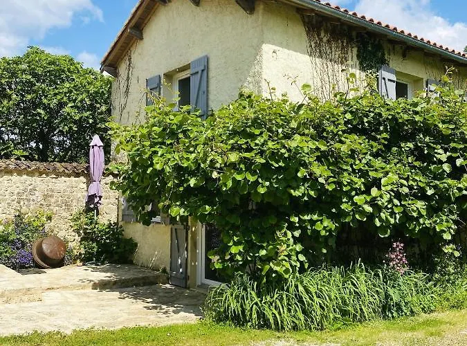 Spacieuse à Prailles-la Couarde Avec Piscine Privée 100 M² ! Villa