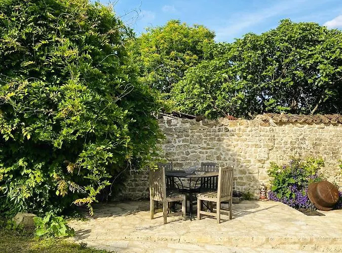 Spacieuse à Prailles-la Couarde Avec Piscine Privée 100 M² ! La Couarde