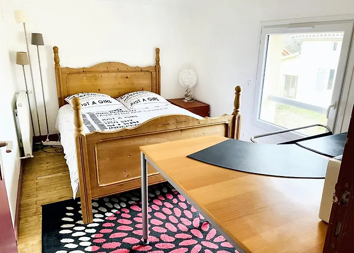 Villa Spacieuse à Prailles-la Couarde Avec Piscine Privée 100 M² ! La Couarde